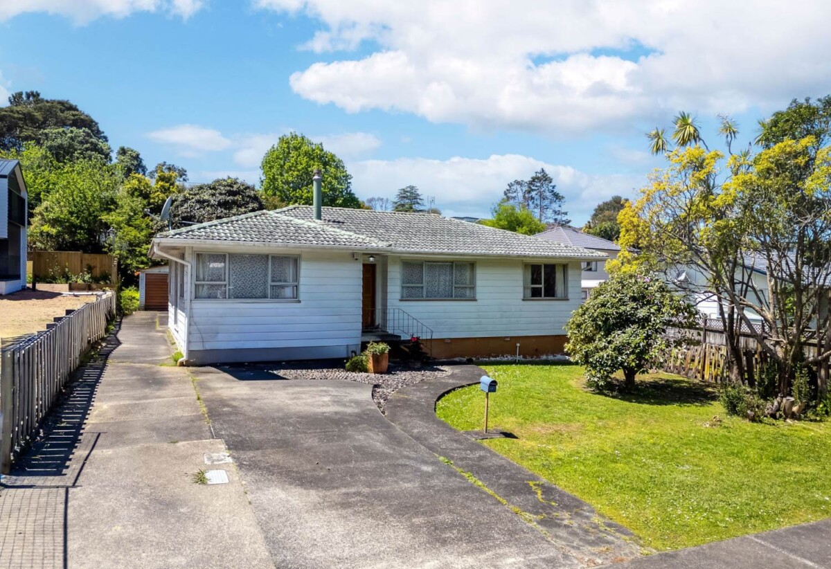 Double Westlake schools zone, 3 beds house on 606m² section, 69 Salamanca Road, Sunnynook, Auckland