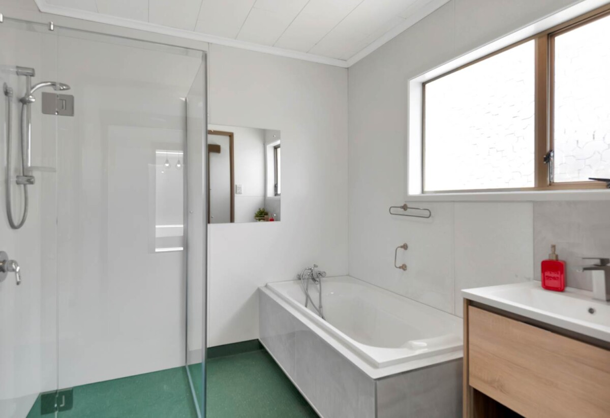 Must sell, Newly Renovated 3 beds house on 925m² section, brandnew kitchen, 16 Berwyn Avenue, Takanini, Auckland