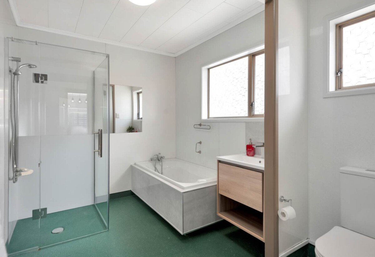 Must sell, Newly Renovated 3 beds house on 925m² section, brandnew kitchen, 16 Berwyn Avenue, Takanini, Auckland