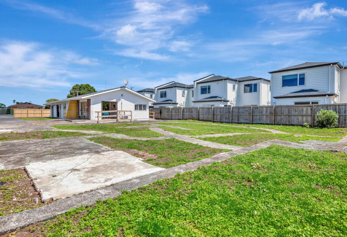 Must sell, Newly Renovated 3 beds house on 925m² section, brandnew kitchen, 16 Berwyn Avenue, Takanini, Auckland