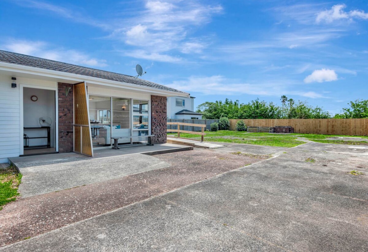 Must sell, Newly Renovated 3 beds house on 925m² section, brandnew kitchen, 16 Berwyn Avenue, Takanini, Auckland
