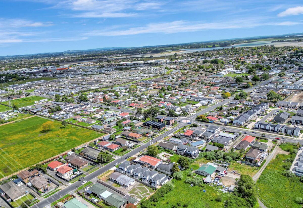 Must sell, Newly Renovated 3 beds house on 925m² section, brandnew kitchen, 16 Berwyn Avenue, Takanini, Auckland