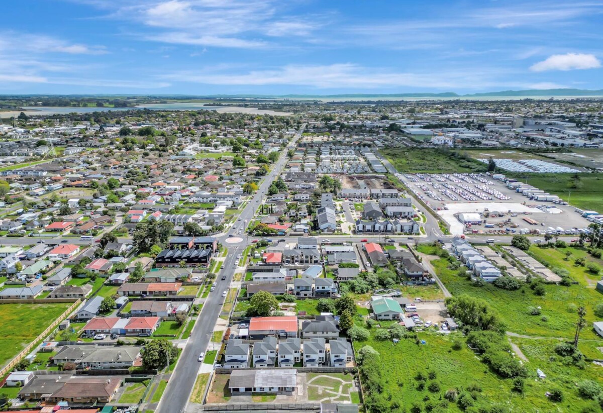 Must sell, Newly Renovated 3 beds house on 925m² section, brandnew kitchen, 16 Berwyn Avenue, Takanini, Auckland