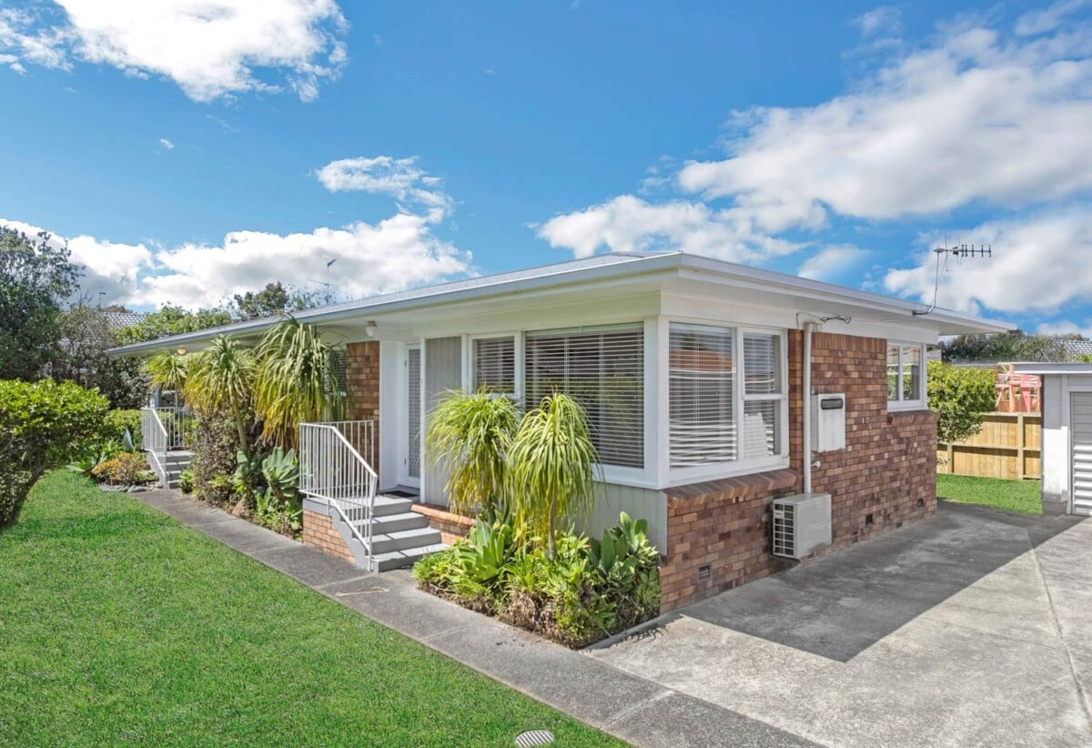 Move-in ready, 2 beds home, Newly refurbished bathroom and upgraded kitchen, 1/ 22 Evelyn Place, Hillcrest, Auckland