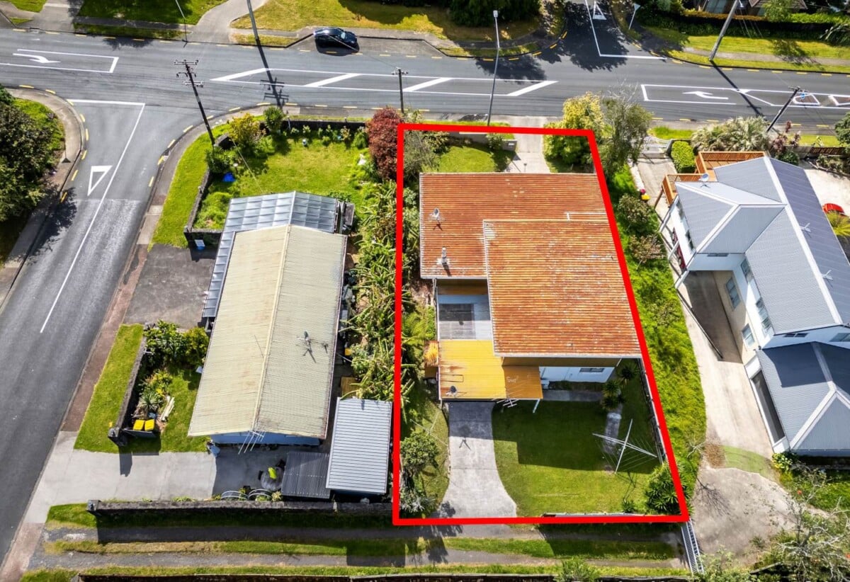 Legal Home & Flat, 6 beds (5+1) house on 675m² section, 38 Makora Road, Massey, Auckland