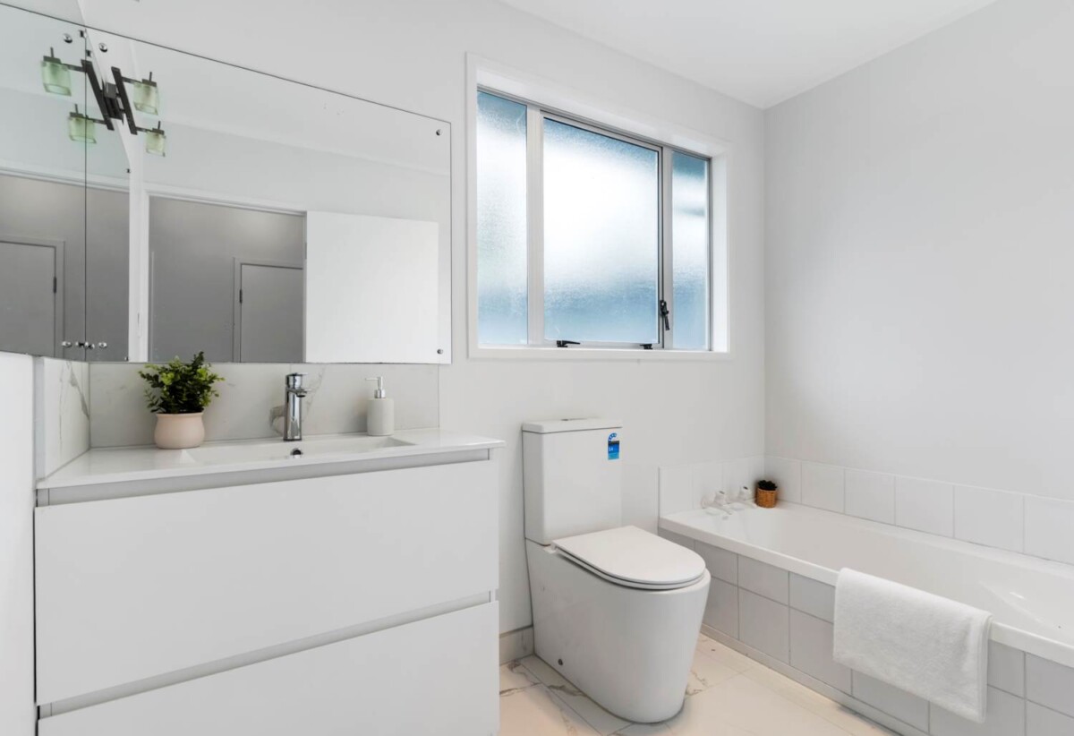 Motivated vendor, Renovated 4 beds 2 baths house standalone double garage, close to schools, parks, beach, golf club, Zoned for Wakaaranga Primary School, Farm Cove Intermediate and Pakuranga College, 1/148 Pigeon Mountain Road, Half Moon Bay, Auckland