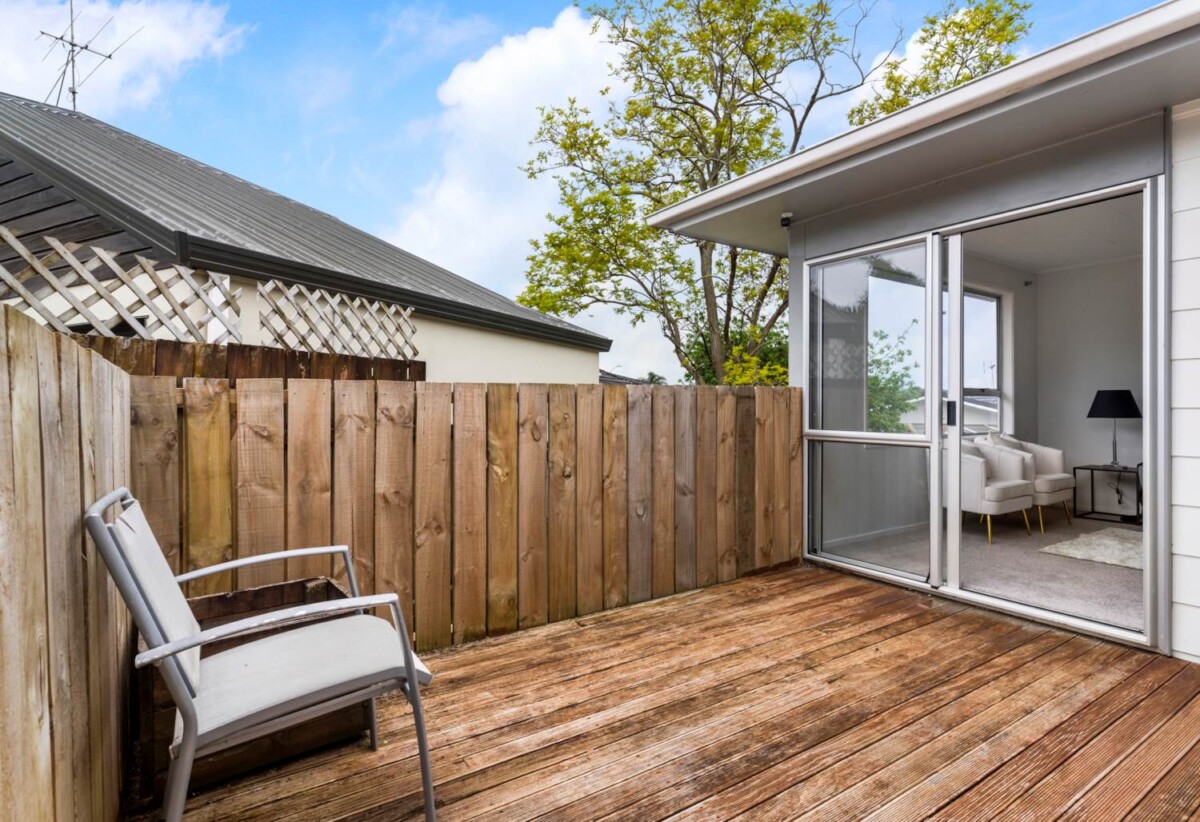 Motivated vendor, Renovated 4 beds 2 baths house standalone double garage, close to schools, parks, beach, golf club, Zoned for Wakaaranga Primary School, Farm Cove Intermediate and Pakuranga College, 1/148 Pigeon Mountain Road, Half Moon Bay, Auckland