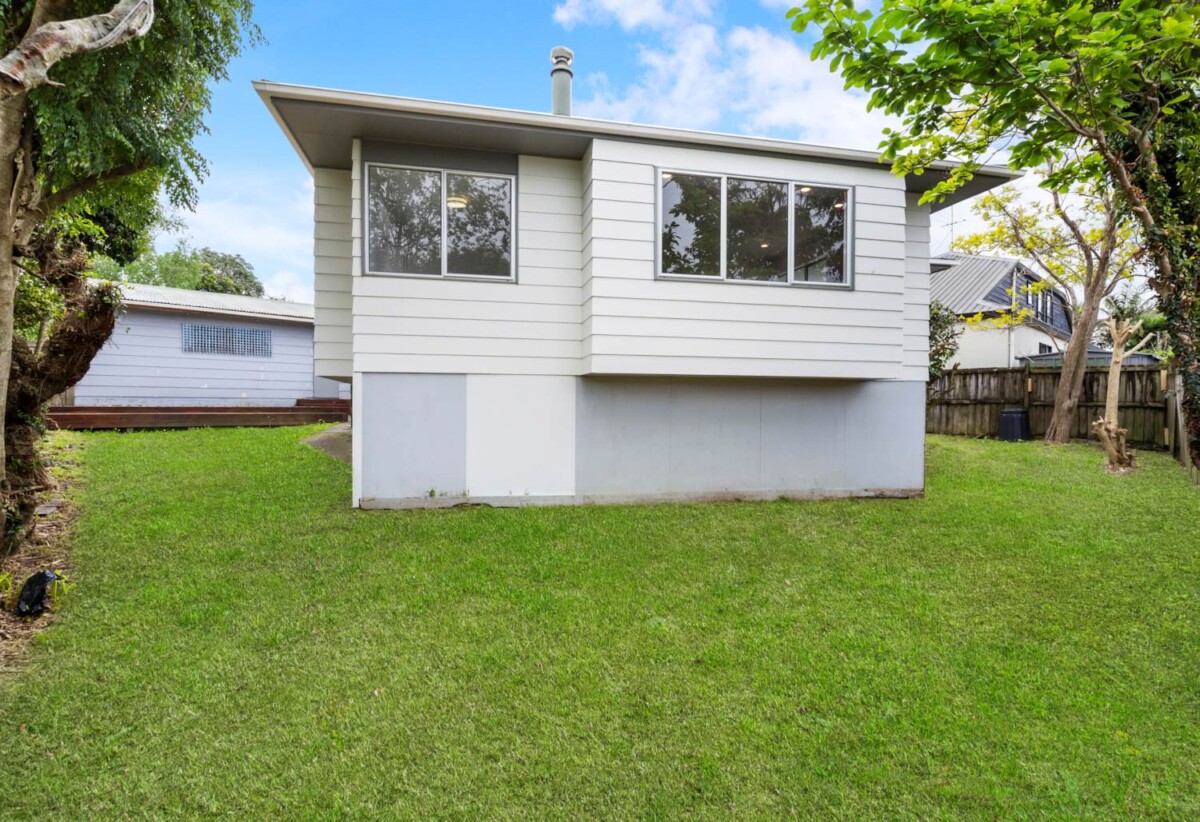 Motivated vendor, Renovated 4 beds 2 baths house standalone double garage, close to schools, parks, beach, golf club, Zoned for Wakaaranga Primary School, Farm Cove Intermediate and Pakuranga College, 1/148 Pigeon Mountain Road, Half Moon Bay, Auckland