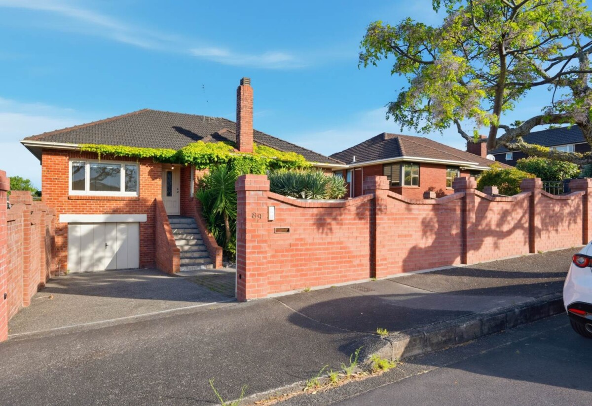 5 beds brick house on 440m² section, a huge basement area, live or do-up, 89 Maskell Street, St Heliers, Auckland
