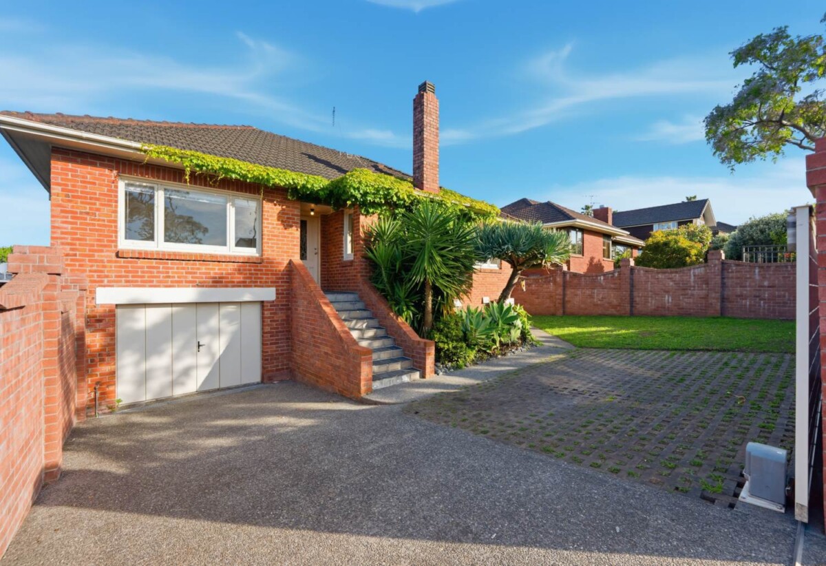 5 beds brick house on 440m² section, a huge basement area, live or do-up, 89 Maskell Street, St Heliers, Auckland
