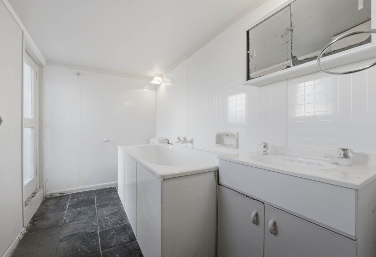 5 beds brick house on 440m² section, a huge basement area, live or do-up, 89 Maskell Street, St Heliers, Auckland