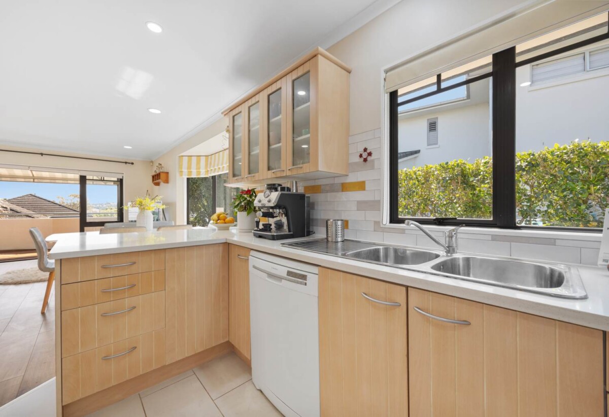 Macleans school Zone, Stylish Coastal 4 beds house on 1/2 share of 893m2, walks to beach, golf club, 35A Clovelly Road, Bucklands Beach, Auckland