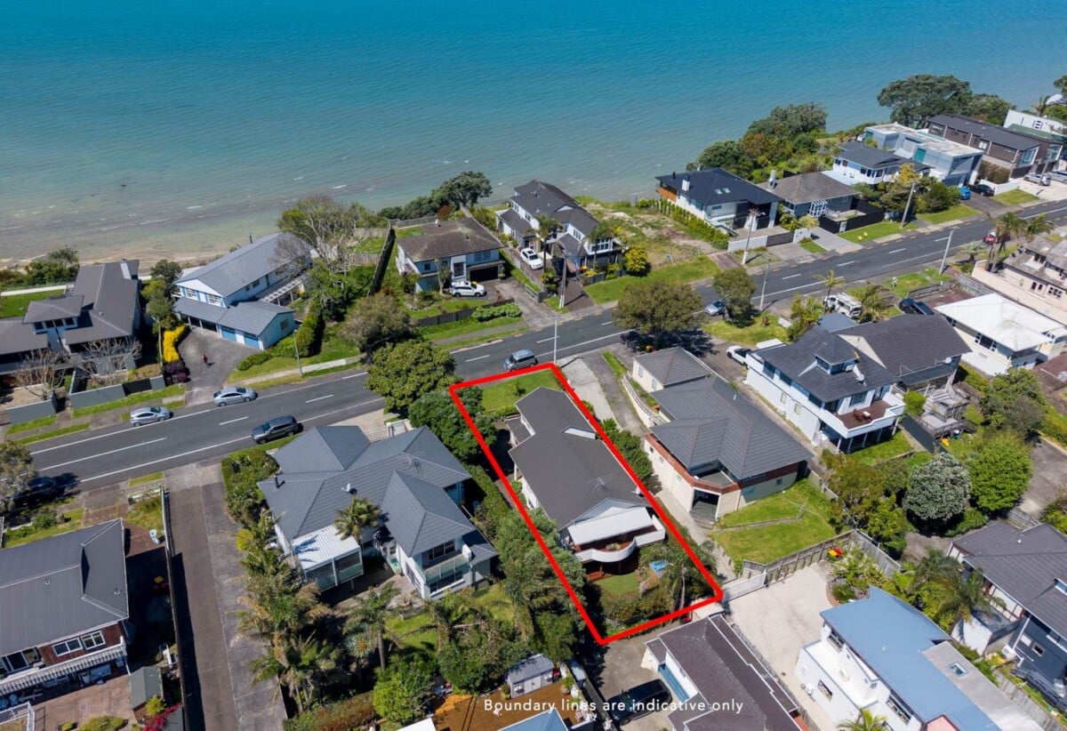 Macleans school Zone, Stylish Coastal 4 beds house on 1/2 share of 893m2, walks to beach, golf club, 35A Clovelly Road, Bucklands Beach, Auckland