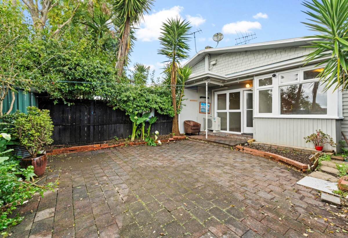 Affordable 1 bed 1 bath unit, upgraded kitchen, 1A Calgary Street, Sandringham, Auckland
