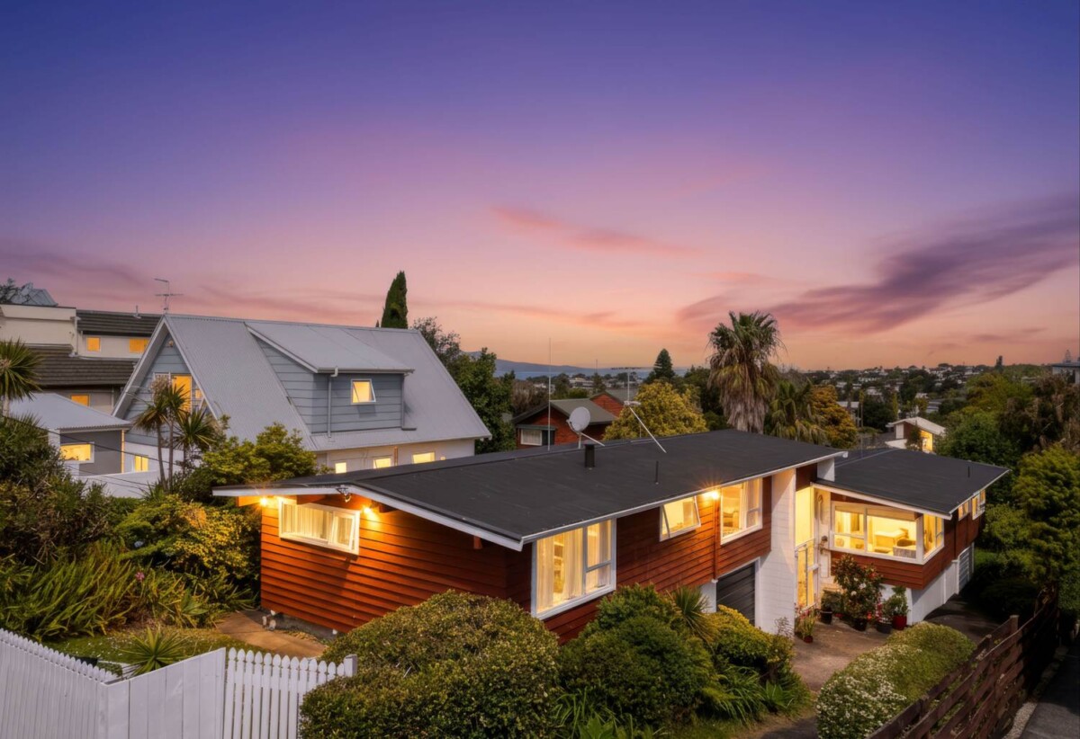 Rangitoto &double Westlake schools zone, Two Freehold titles(2 x 2beds): total 951m² land, 1&2/32 Kowhai Road, Campbells Bay, Auckland