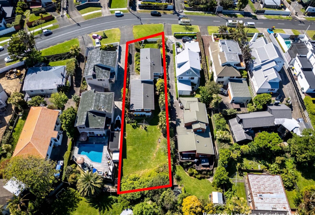 Rangitoto &double Westlake schools zone, Two Freehold titles(2 x 2beds): total 951m² land, 1&2/32 Kowhai Road, Campbells Bay, Auckland