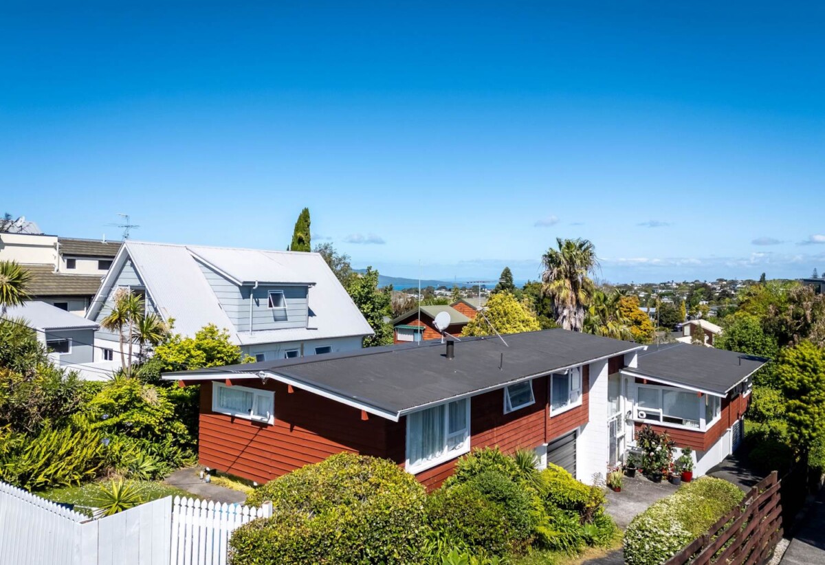 Rangitoto &double Westlake schools zone, Two Freehold titles(2 x 2beds): total 951m² land, 1&2/32 Kowhai Road, Campbells Bay, Auckland