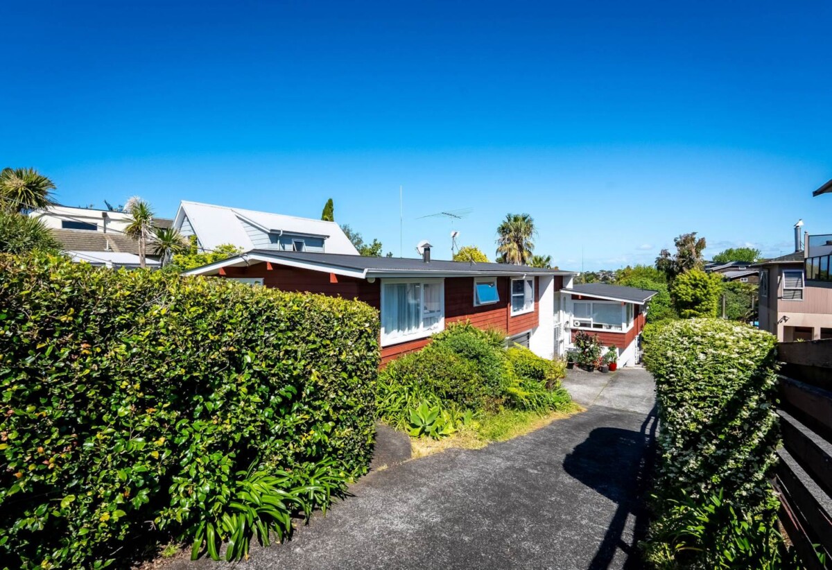 Rangitoto &double Westlake schools zone, Two Freehold titles(2 x 2beds): total 951m² land, 1&2/32 Kowhai Road, Campbells Bay, Auckland
