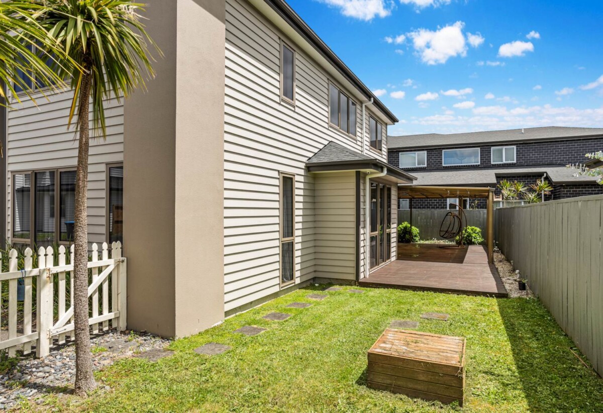 Vendor has boughr, Avondale College zone, 5 beds house with 1 ground-floor ensuite bedroom, 7 Hayward Wright Lane, Avondale, Auckland