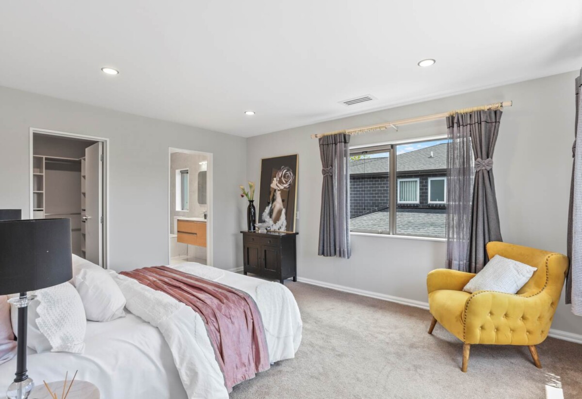 Vendor has boughr, Avondale College zone, 5 beds house with 1 ground-floor ensuite bedroom, 7 Hayward Wright Lane, Avondale, Auckland