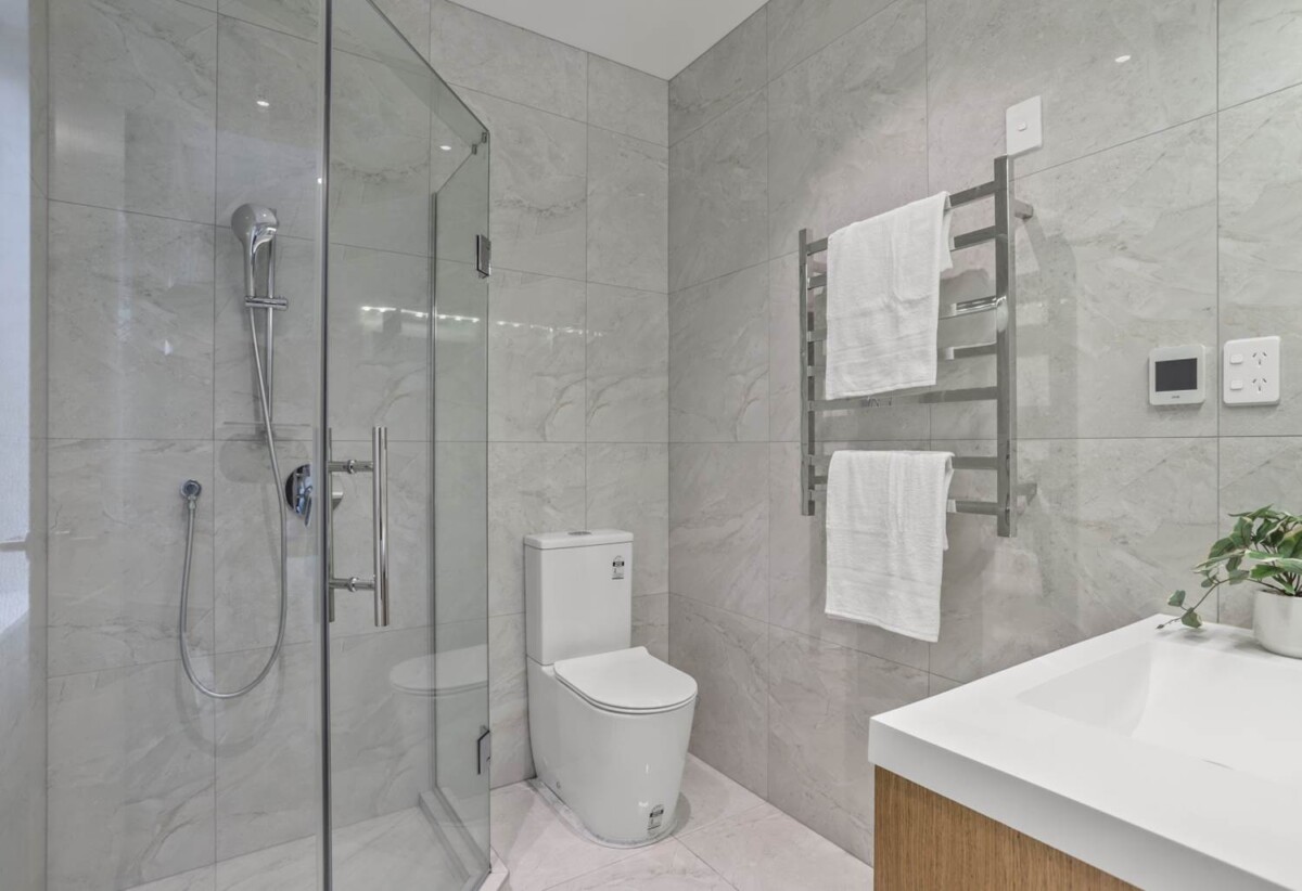Vendor has boughr, Avondale College zone, 5 beds house with 1 ground-floor ensuite bedroom, 7 Hayward Wright Lane, Avondale, Auckland