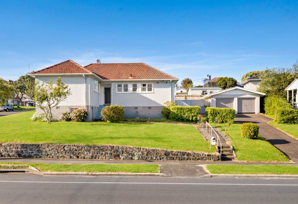 Once in 55 years, walks to One Tree Hill, 3 beds house on 855m² section, Renovated modern kitchen, live or develop, 134 Mount Smart Road, Onehunga, Auckland