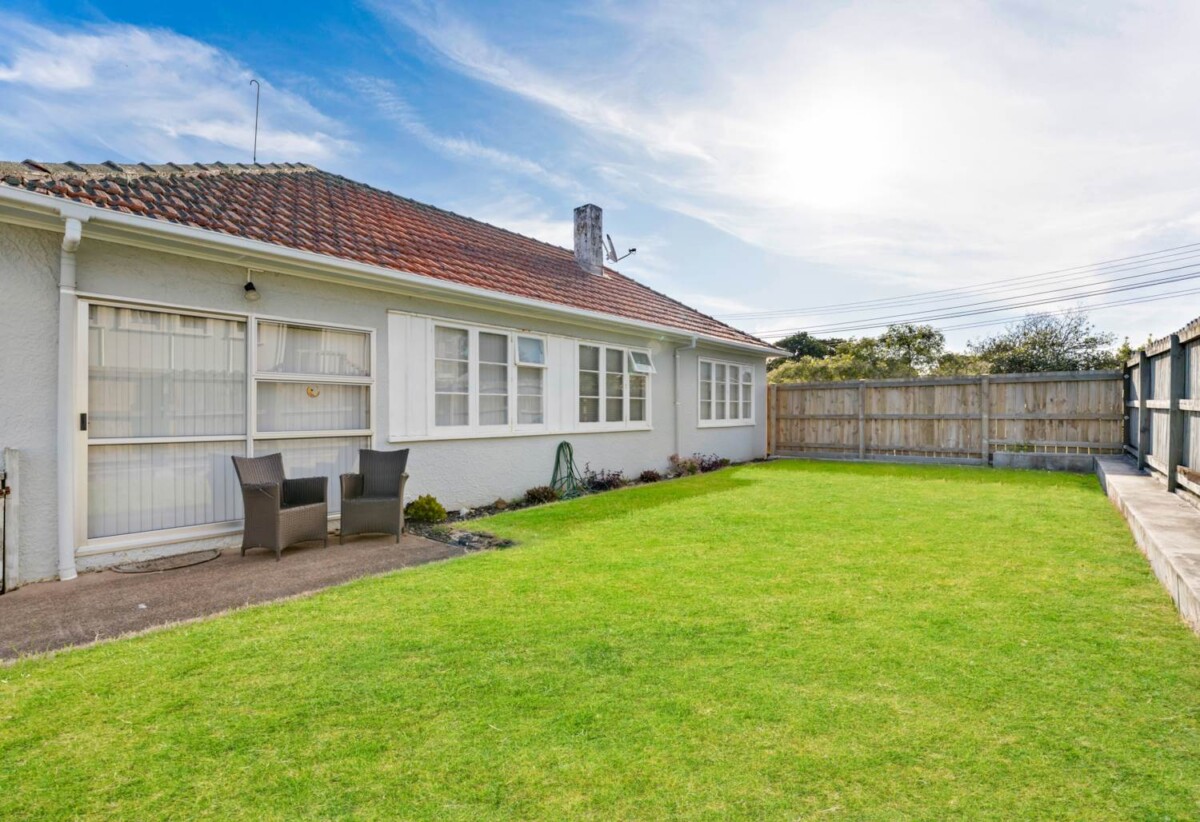 Once in 55 years, walks to One Tree Hill, 3 beds house on 855m² section, Renovated modern kitchen, live or develop, 134 Mount Smart Road, Onehunga, Auckland
