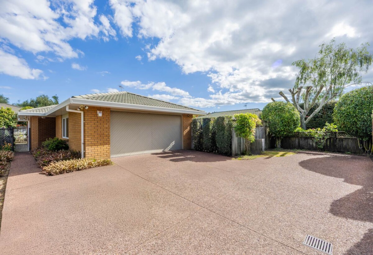 Walks to Kristin and Pinehurst Schools, minutes to Albany Mall, 3 beds house on 531m² section, 37 Princeton Parade, Albany, Auckland