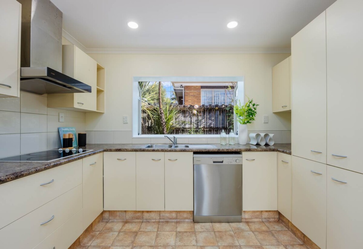 Walks to Kristin and Pinehurst Schools, minutes to Albany Mall, 3 beds house on 531m² section, 37 Princeton Parade, Albany, Auckland