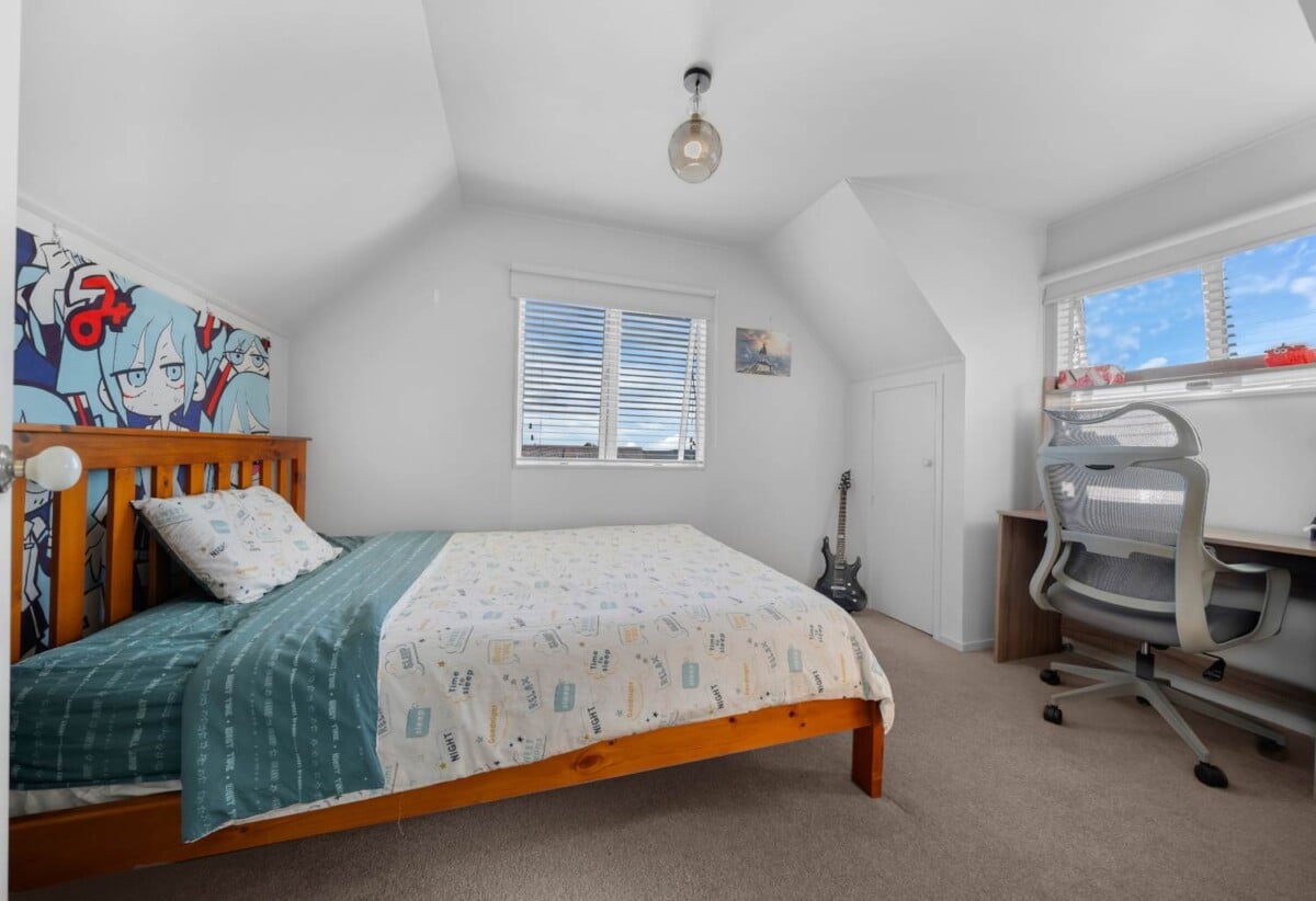 3 bedrooms home, Brandnew modern kitchen, everything you need is just minutes away, 2/116 Bradbury Road, Highland Park, Auckland