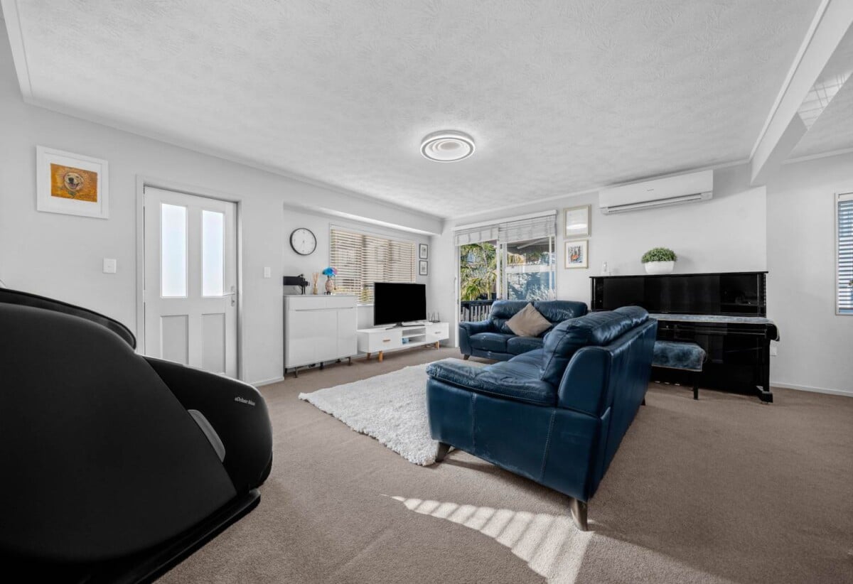 3 bedrooms home, Brandnew modern kitchen, everything you need is just minutes away, 2/116 Bradbury Road, Highland Park, Auckland