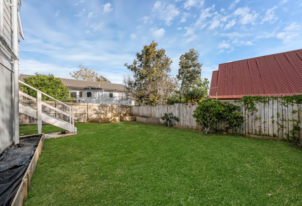 3 bedrooms home, Brandnew modern kitchen, everything you need is just minutes away, 2/116 Bradbury Road, Highland Park, Auckland