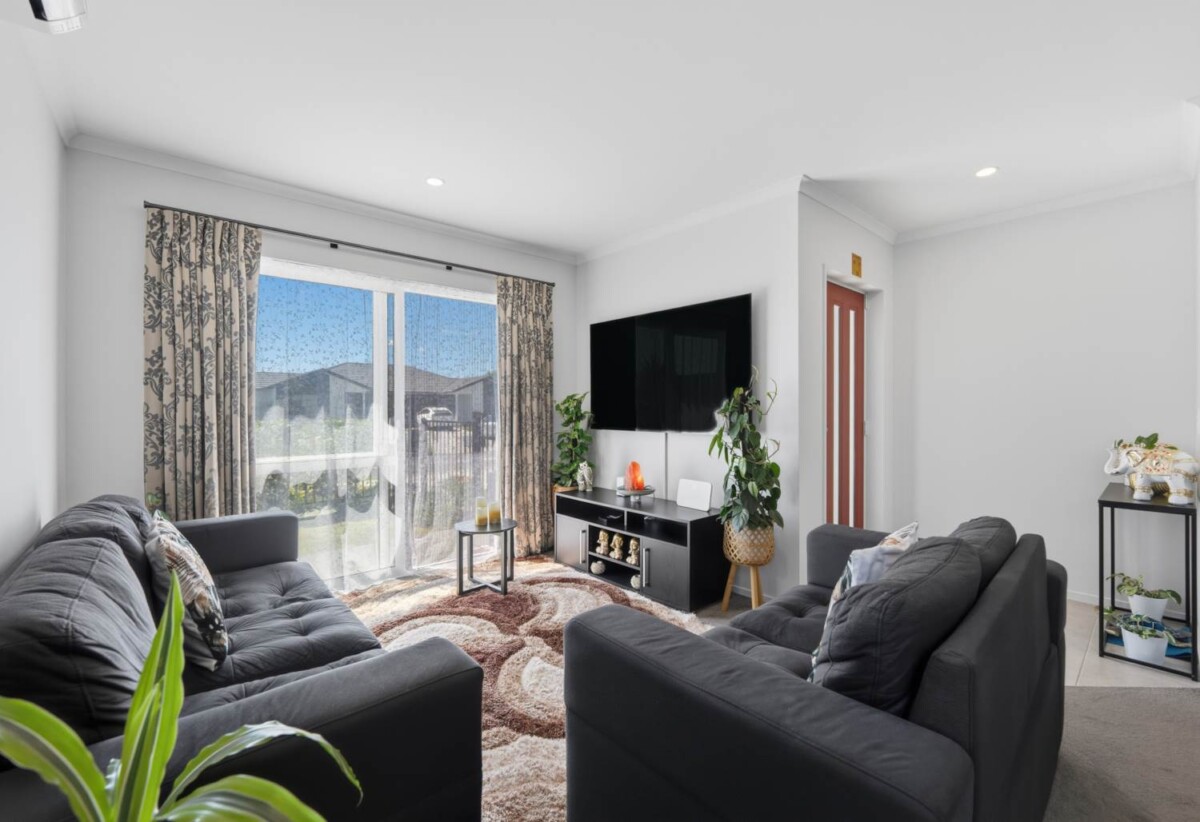 3 beds home, Front yard + back yard, 105 Kuaka Drive, Takanini, Auckland