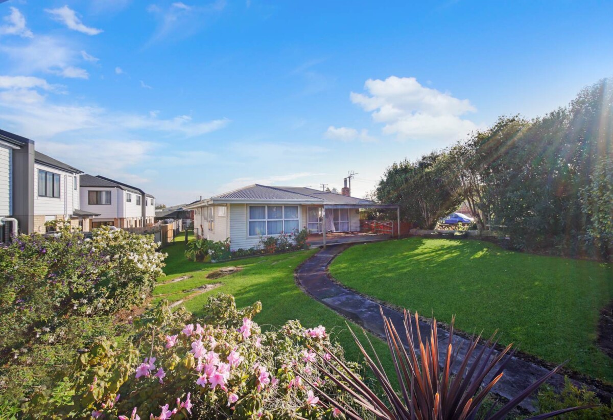 Currently tenanted, 3 beds house on 829m² section, live or develop, 36 Tawa Crescent, Manurewa, Auckland