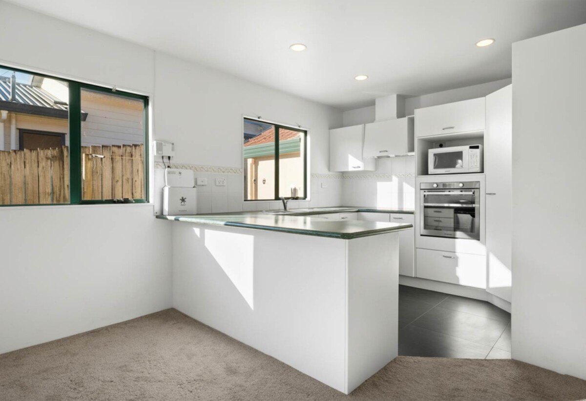 Vendor ready to sell, Top-rated schools zone, Solid Concrete Build, 3 beds home, 2/37 Monarch Avenue, Hillcrest, Auckland