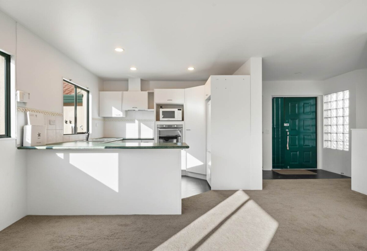 Vendor ready to sell, Top-rated schools zone, Solid Concrete Build, 3 beds home, 2/37 Monarch Avenue, Hillcrest, Auckland