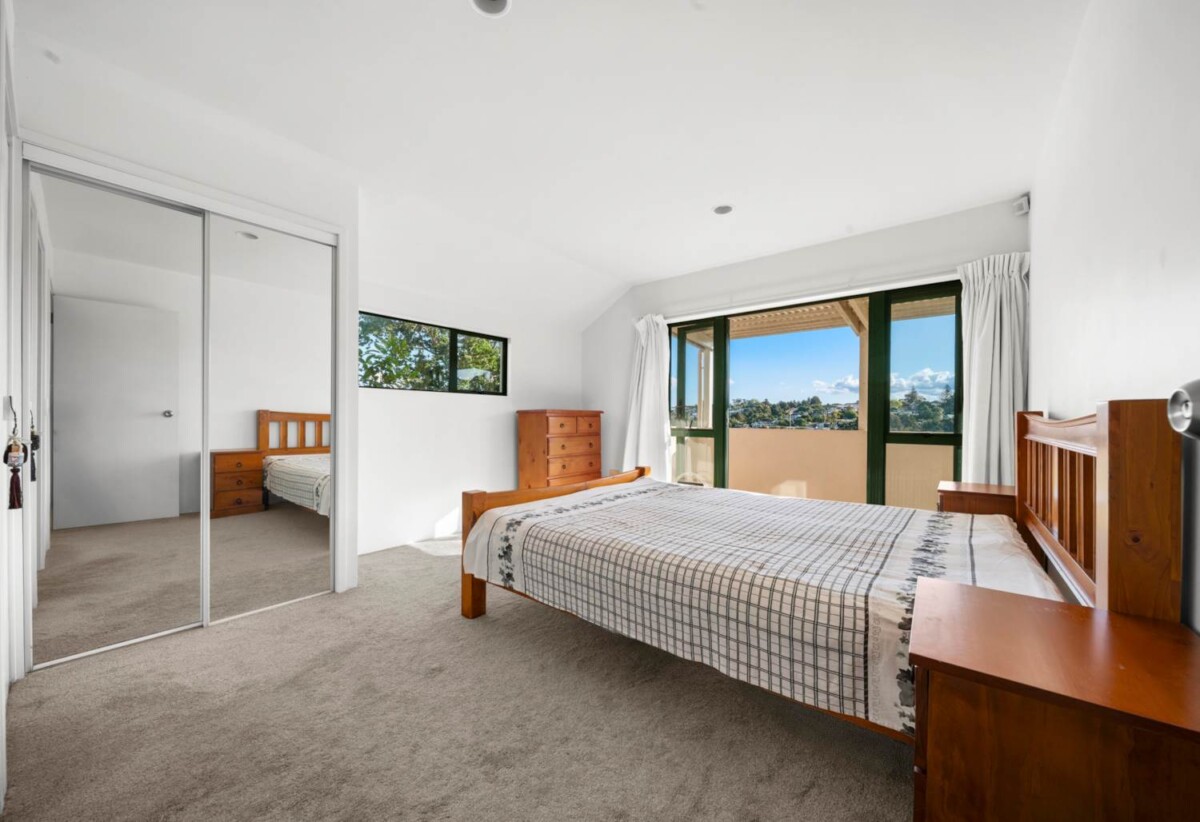 Vendor ready to sell, Top-rated schools zone, Solid Concrete Build, 3 beds home, 2/37 Monarch Avenue, Hillcrest, Auckland