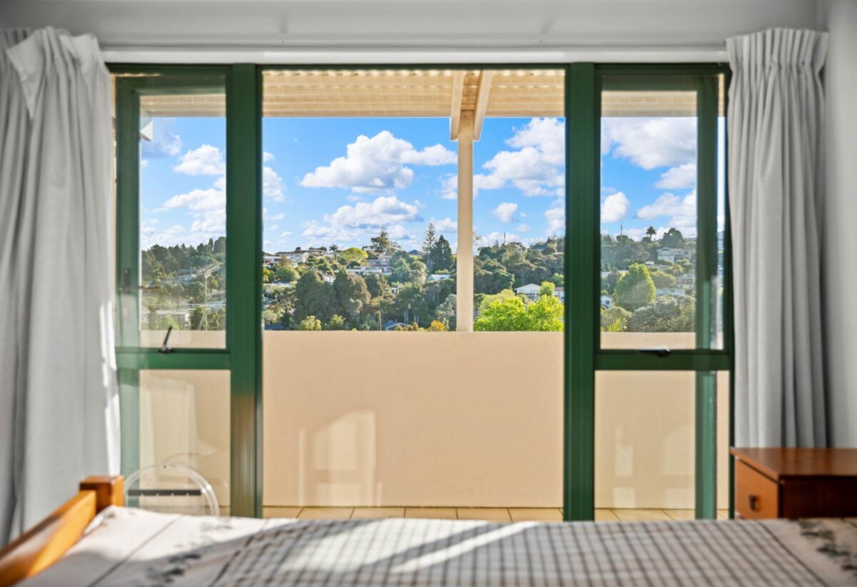 Vendor ready to sell, Top-rated schools zone, Solid Concrete Build, 3 beds home, 2/37 Monarch Avenue, Hillcrest, Auckland