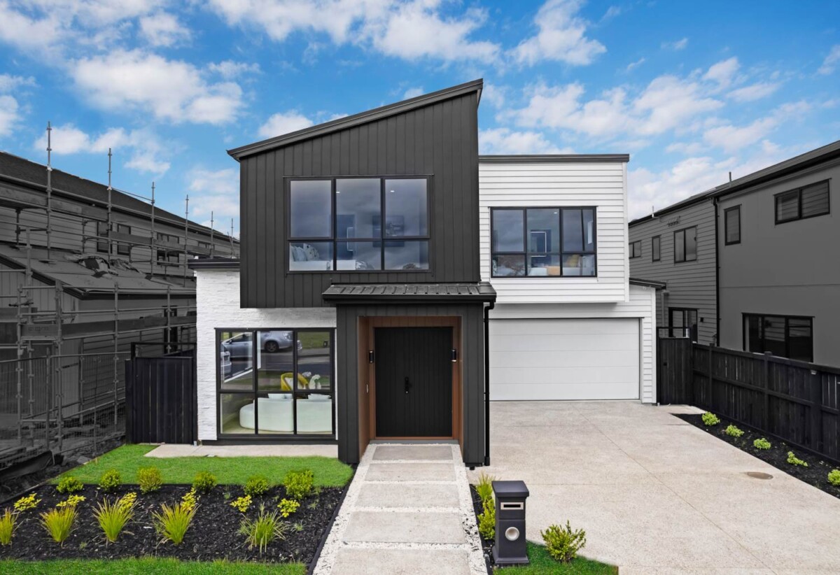 6 beds (4+2) house, 68 Park Green Avenue, Karaka, Auckland