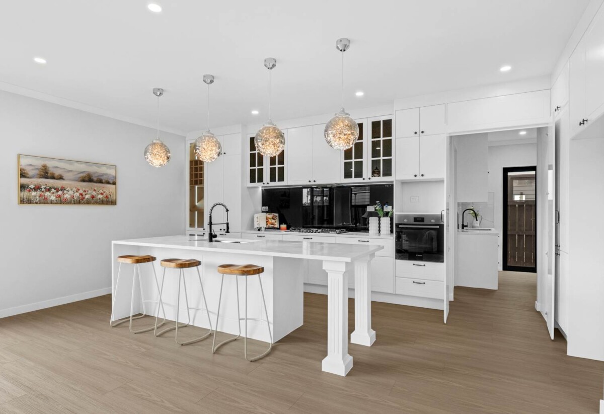 6 beds (4+2) house, 68 Park Green Avenue, Karaka, Auckland