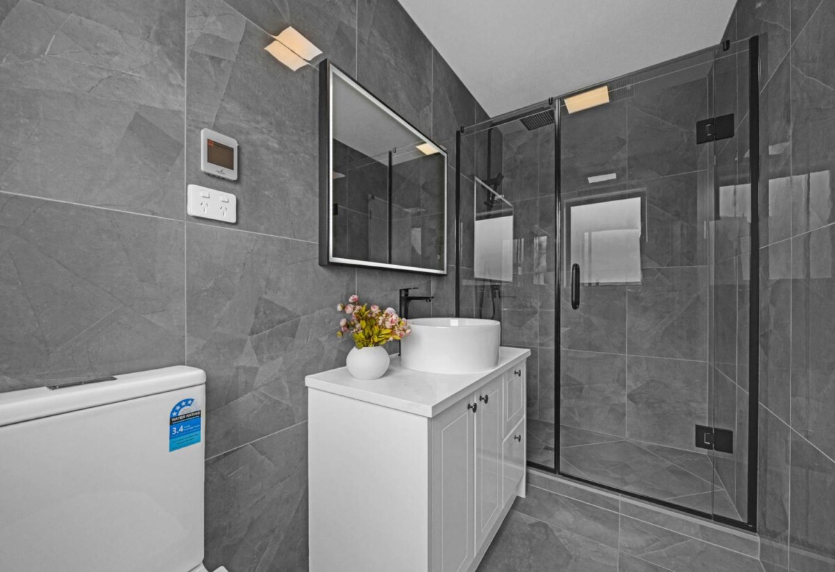 6 beds (4+2) house, 68 Park Green Avenue, Karaka, Auckland