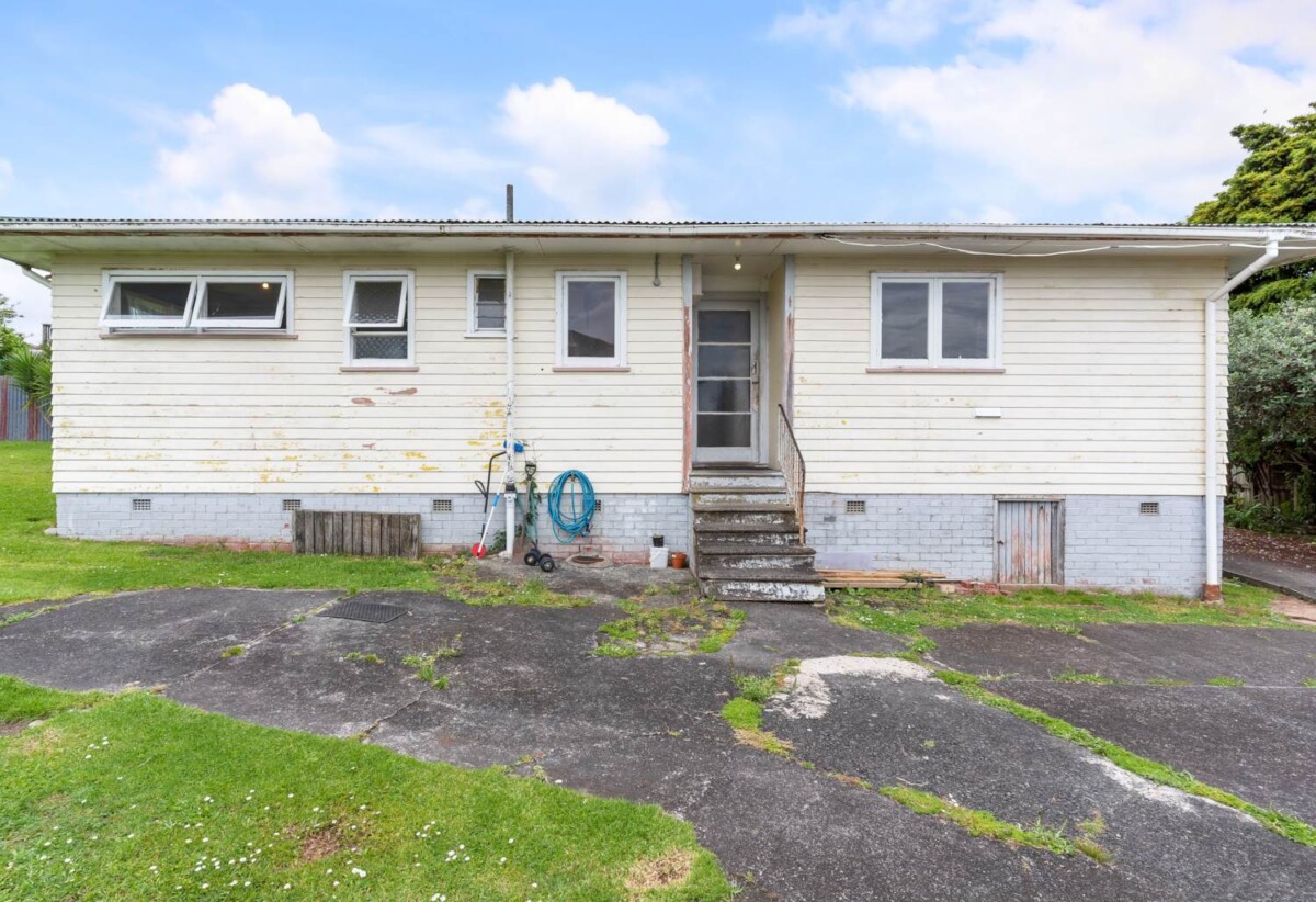 3 beds house on 1158m² section, 43 Farquhar Road, Glendene, Auckland