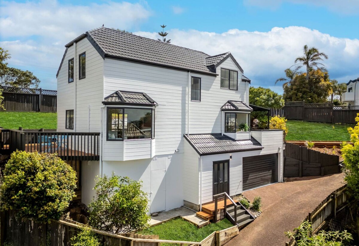 Top school zone, Fully Renovated, 3 bedrooms + big study (or 4th room) on 450m2 section, sea views & city views, 1 Highgrove Lane, Totara Vale, Auckland