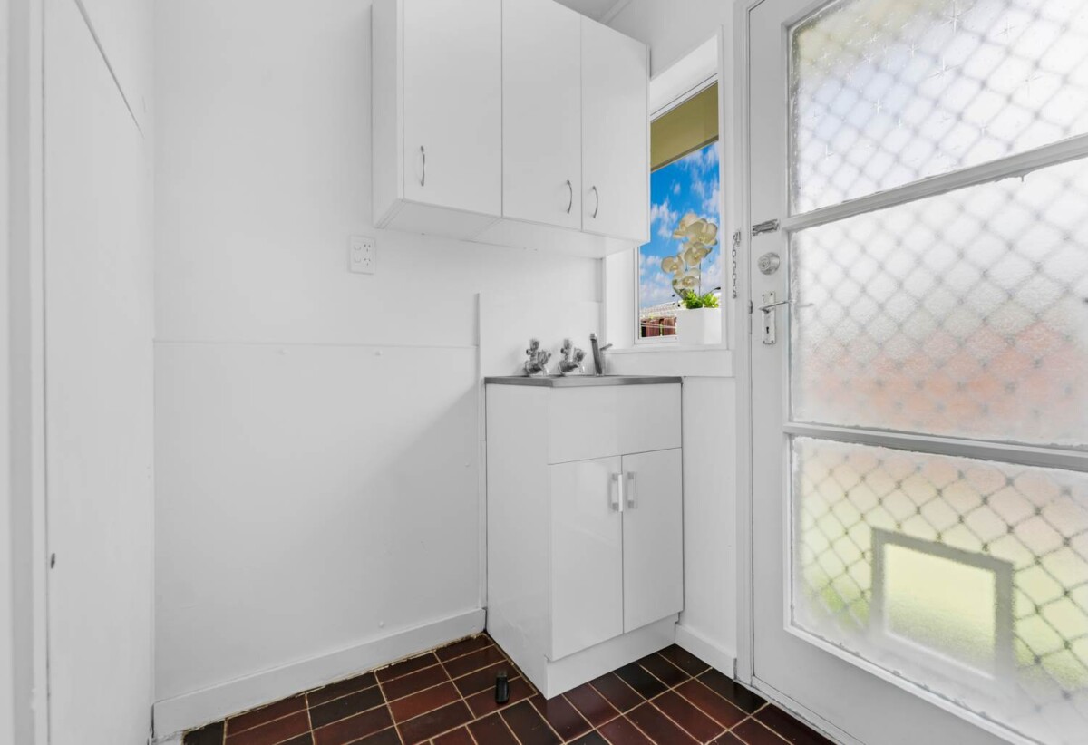 Refreshed throughout, Brick & tile 2 beds home, Move-in Ready, Prime Location, 1/17 Latham Avenue, Pakuranga, Auckland