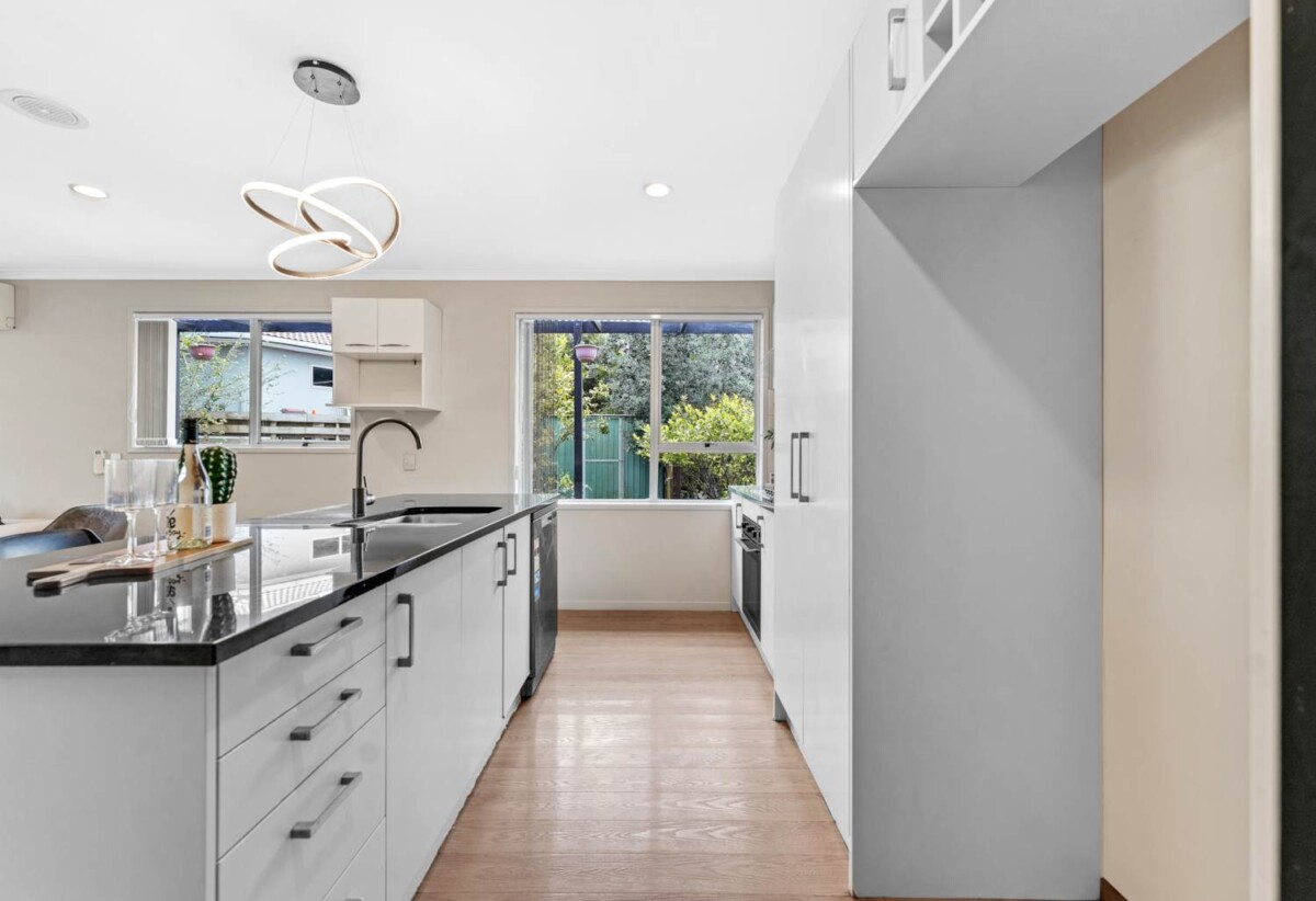 4 beds house on 609m² section, a downstairs rumpus room with a kitchenette and bathroom, 22 Marvon Downs Avenue, Pakuranga Heights, Auckland