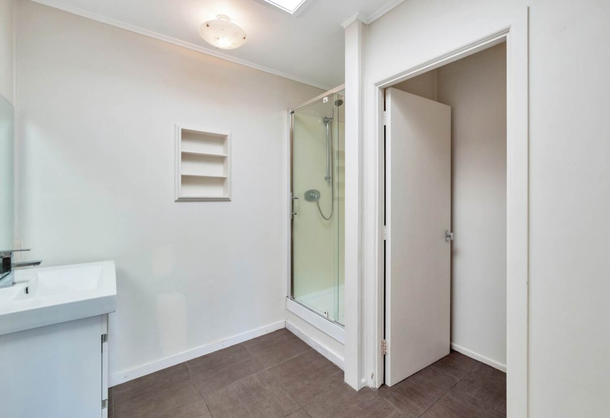 Must sell, Owner retired, 3 units (2x1bed, 1x3bed) sold together on 776m2 land, 1-3/75 Benson Road, Remuera, Auckland