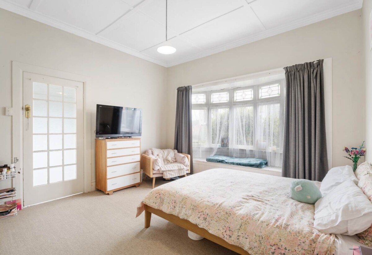 Must sell, Owner retired, 3 units (2x1bed, 1x3bed) sold together on 776m2 land, 1-3/75 Benson Road, Remuera, Auckland