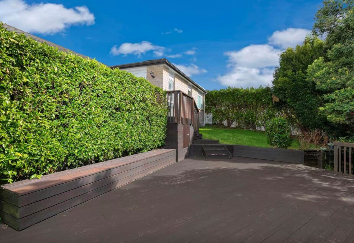 Greenhithe & Albany schools zone, next to Reserve, Brick and tile 4 beds house on 673m² section, 6 Mural Place, Greenhithe, Auckland