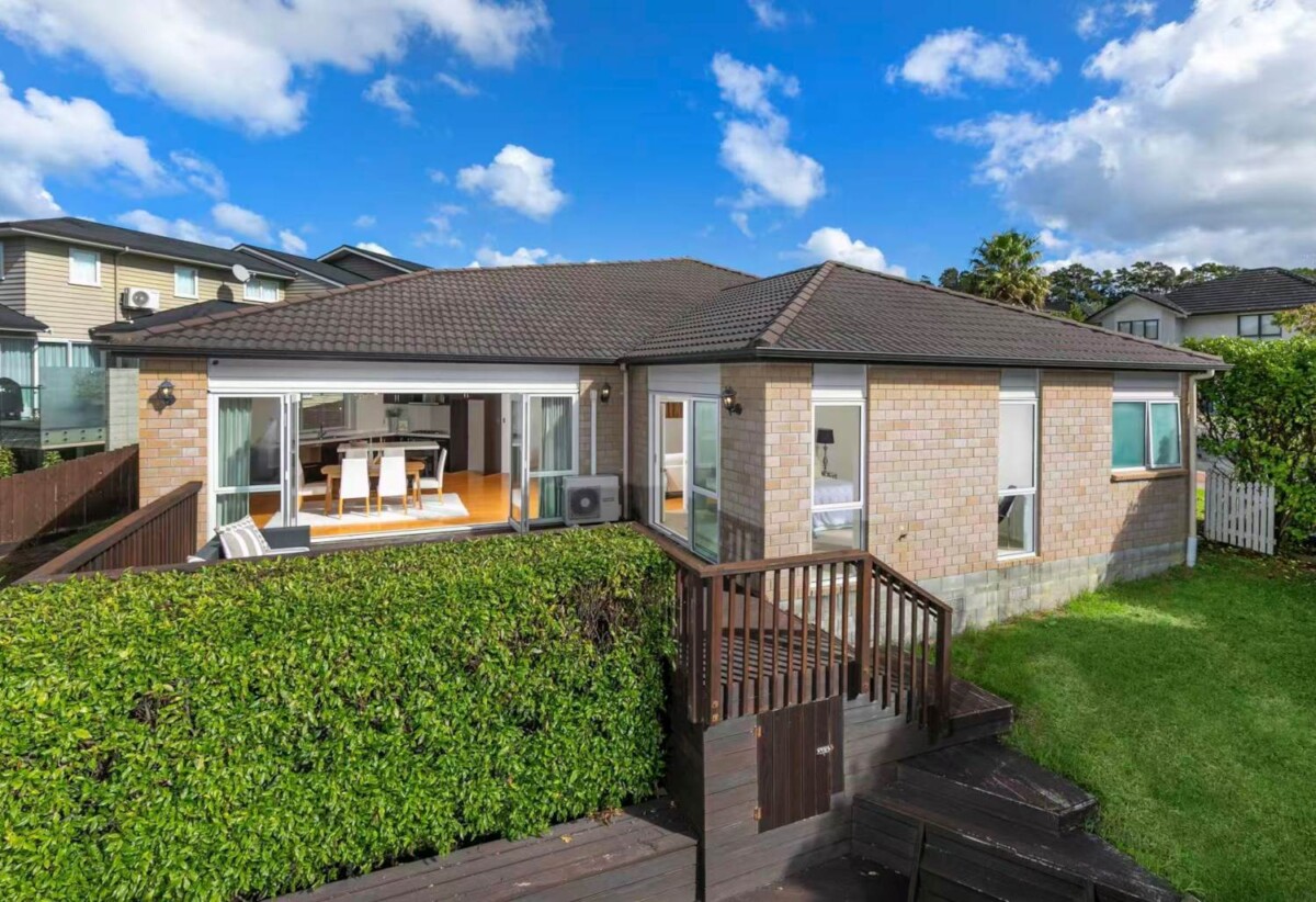 Greenhithe & Albany schools zone, next to Reserve, Brick and tile 4 beds house on 673m² section, 6 Mural Place, Greenhithe, Auckland