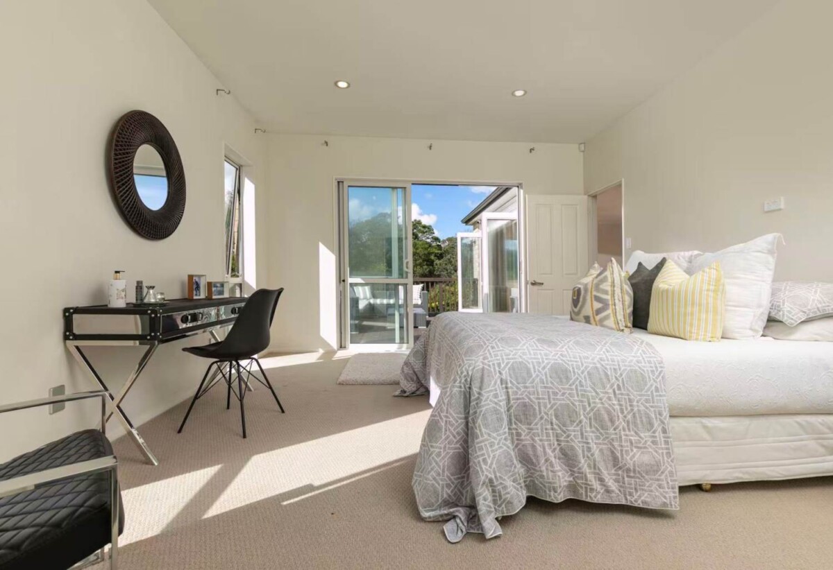 Greenhithe & Albany schools zone, next to Reserve, Brick and tile 4 beds house on 673m² section, 6 Mural Place, Greenhithe, Auckland
